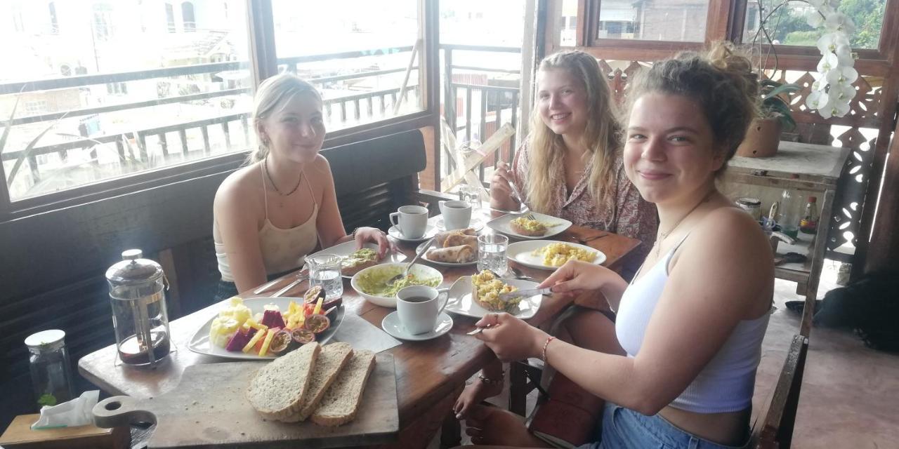 Smiley'S Homestay Берастаги Екстериор снимка