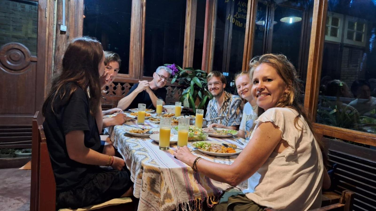 Smiley'S Homestay Берастаги Екстериор снимка