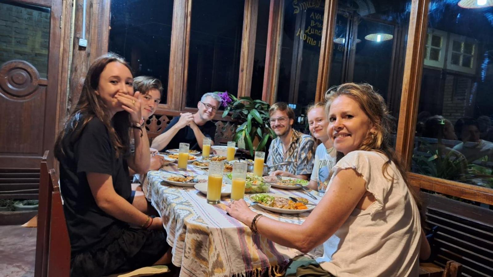 Smiley'S Homestay Берастаги Екстериор снимка