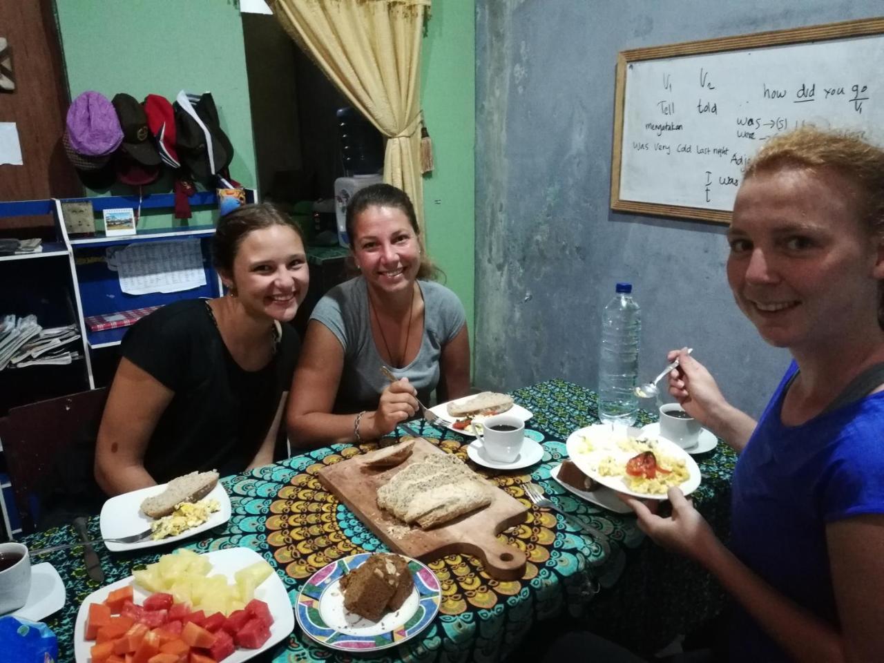 Smiley'S Homestay Берастаги Екстериор снимка